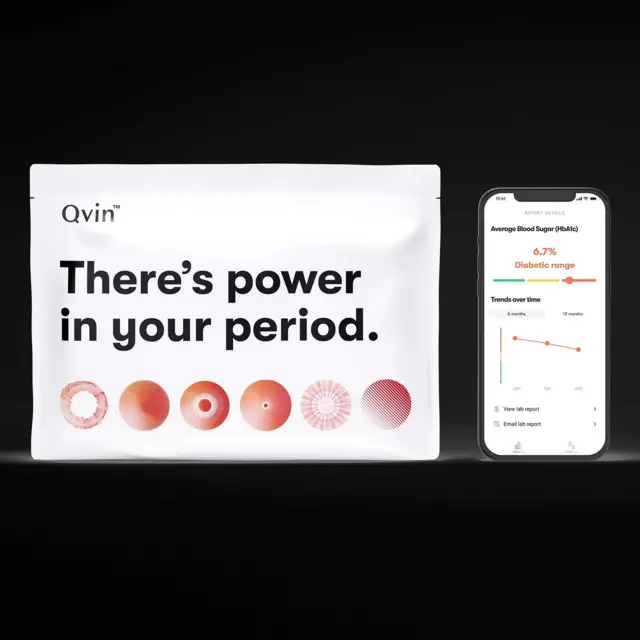 Смартфон з додатком Qvin та екран зі слоганом "У твоїй менструації є сила" на чорному тлі