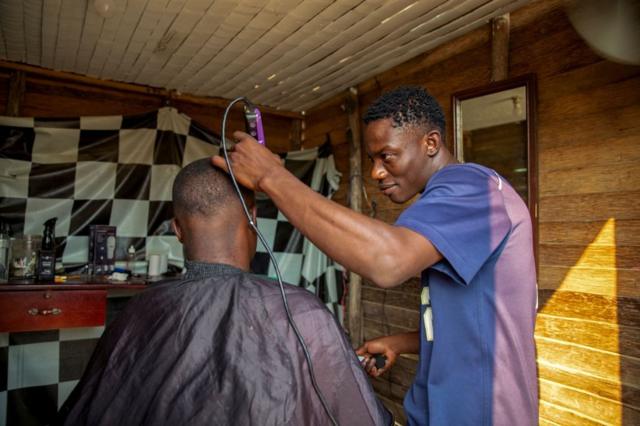 barbero haitiano recorta a una persona en república dominicana