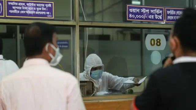 ব্যাংক এ্যাকাউন্ট থেকে টাকা কাটা যাওয়ায় গ্রাহকরা বিস্মিত হয়েছেন।