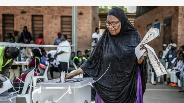 Iya kan to bo ori rẹ pẹlu ibori dudu, wọ aṣọ Elese Aluko n dibo laarin awọn eeyan ni Uganda