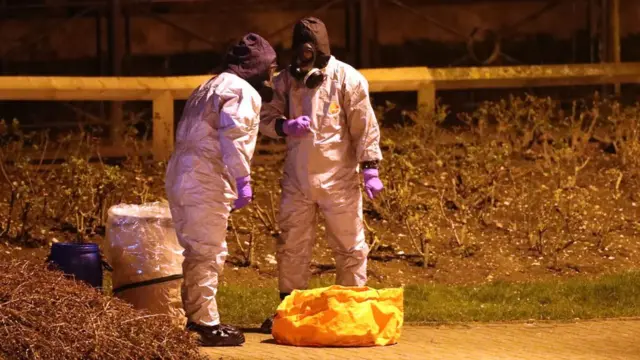 Agentes con máscaras en el parque de Salisbury