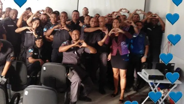 Azzariti e policiais da UPP da Fazendinha