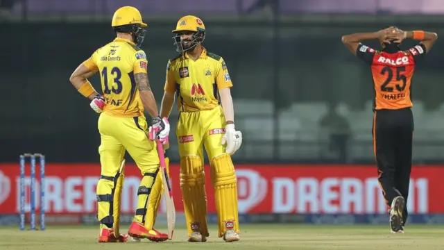 डु प्लेसिस और गायकवाड़ ने शतकीय साझेदारी निभाई