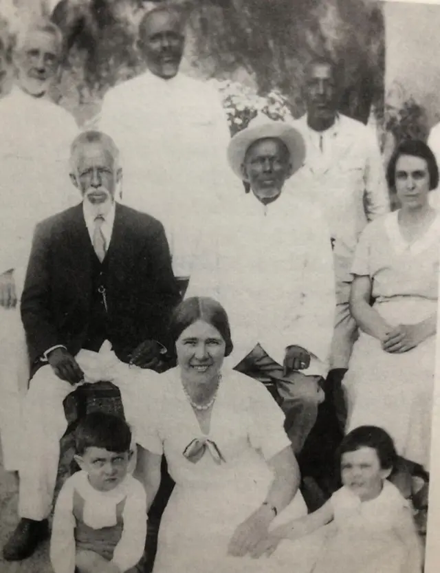 ቀሺ ዳዊት ኣማኒኤል (ኣብ ማእከል - በዓል ቆቢዕ) ምስ መሳርሕቶም ኣብ ገለብ ብ1934 ዝተላዕለ ስእሊ