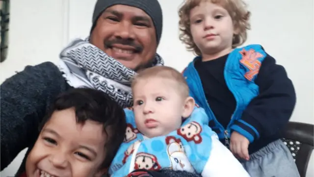 Onim bersama putra putrinya.