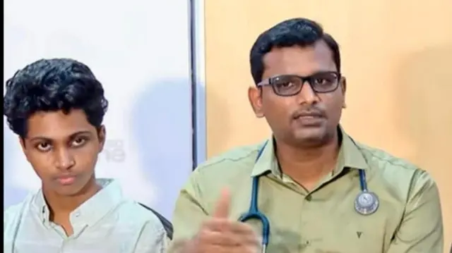 Afnan na muganga we (iburyo)