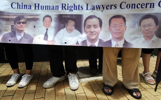 2009年6月17日,一群抗议者,其中包括一个律师关注团体,在香港举行抗议活动,呼吁释放人权律师高智晟(海报左二)及其他人士。