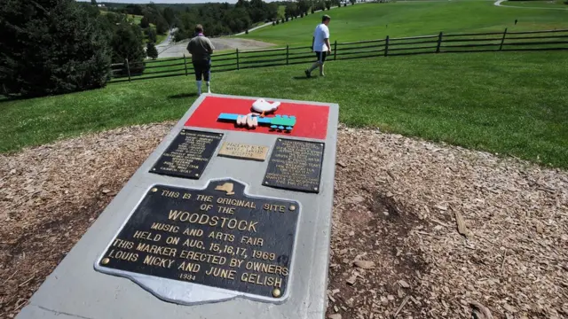 Мемориальный знак на месте проведения фестиваля