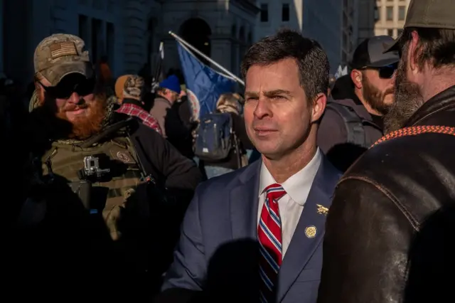 El delegado estatal John McGuire