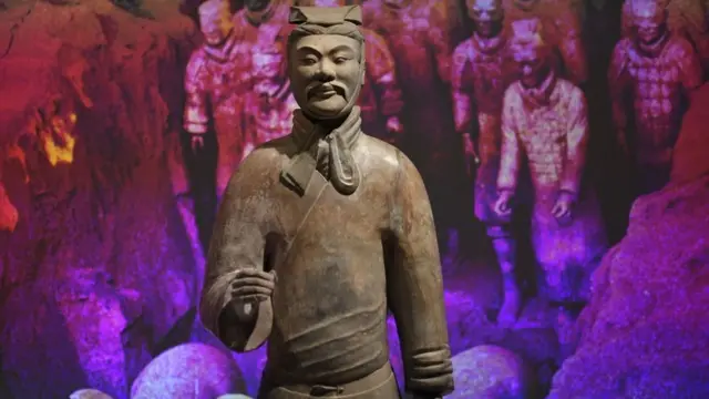 சுடுமண் வீரர்கள் சிலை