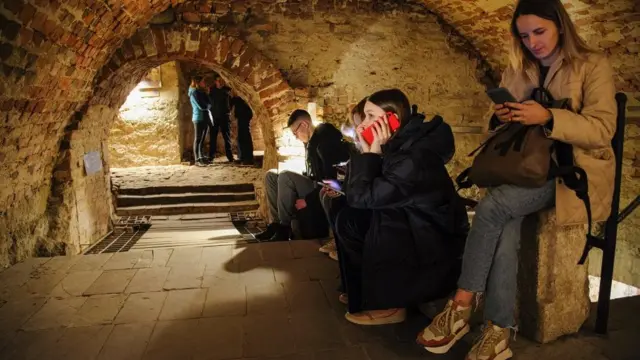 Львів'яни у бомбосховищі під час повітряної тривоги
