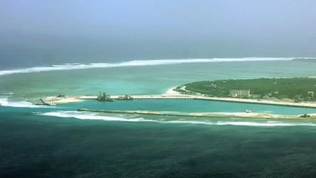 Paracel dan Spratly.