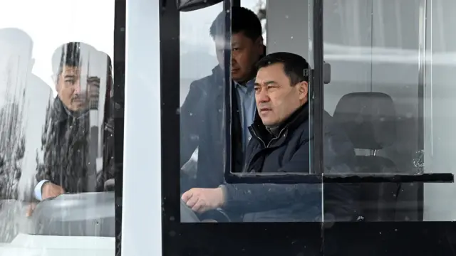 Жапаров "Белес" автобусун башкарууда