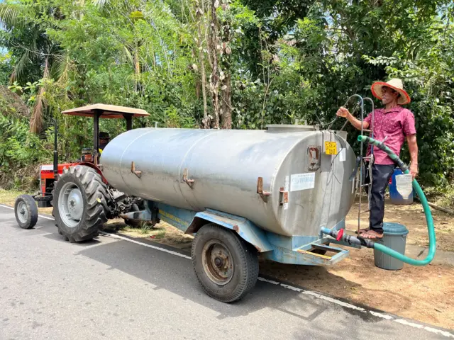 බවුසර් මගින්, ජලය බෙදා හැරීම් සිදු කෙරේ.
