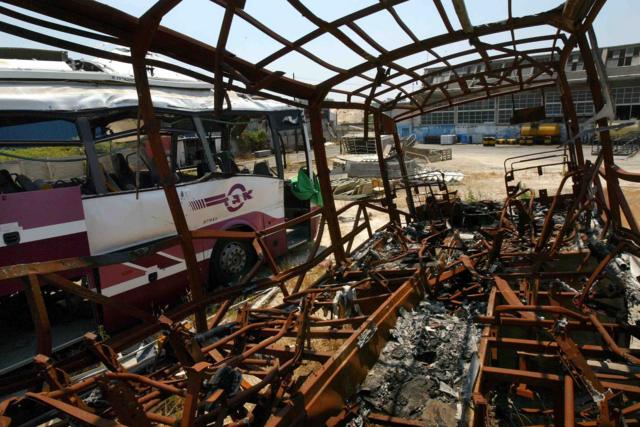 Ônibus de passageiros israelense foi destruído por homens-bomba palestinos em 2003