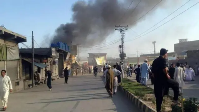 પાકિસ્તાનના કુર્રમ જિલ્લામાં હિંસક અથડામણ બાદ આગની તસવીર 