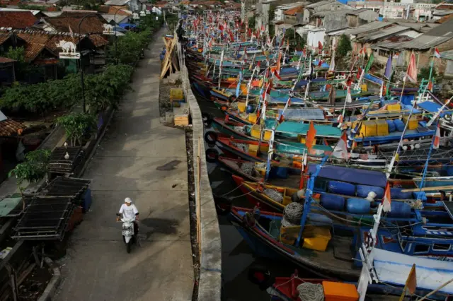 Perahu nelayan nelayan merapat di Desa Teluk, Kecamatan Labuan, Kabupaten Pandeglang, Banten.