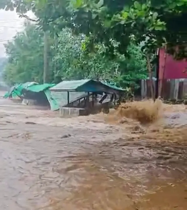 ဇူလိုင် ၁၉ ရက် မနက်ပိုင်းမှာ ဖားကန့်မြို့ထဲ ချောင်းရေတွေ အရှိန်နဲ့ ဝင်ရောက်နေတဲ့မြင်ကွင်း