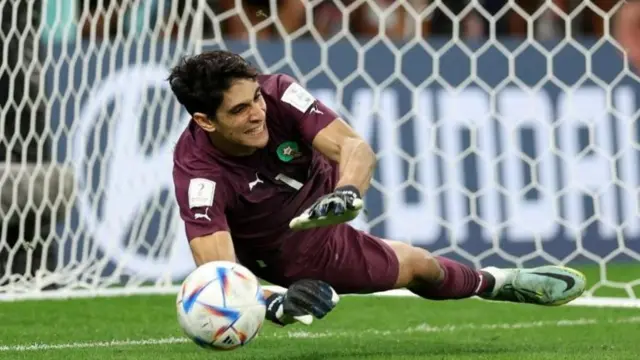 Yassine Bounou, le portier marocain en action.