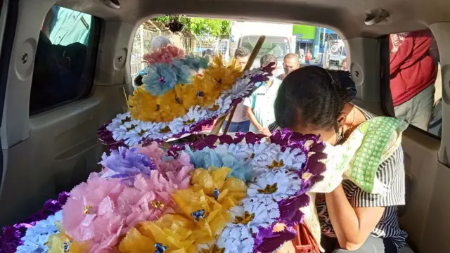 Seorang perempuan menangis di depan jenazah keluarganya, PMI asal TTU, di kargo Bandara El Tari Kupang, 2021