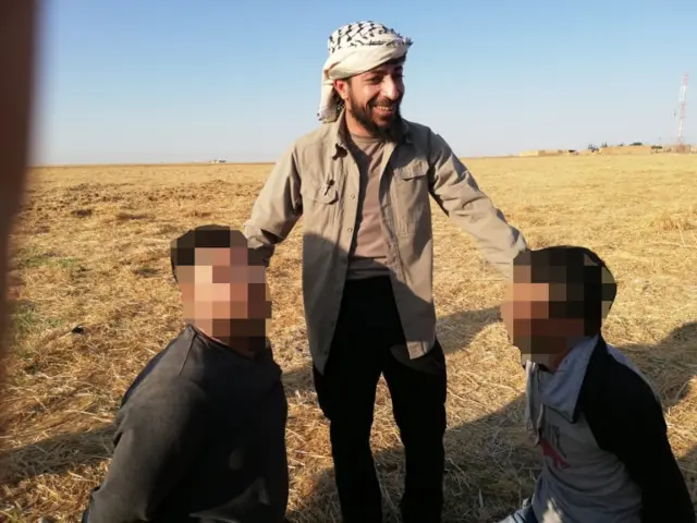 Ebu Hatem Şakra, esir alınmış iki kişiyle