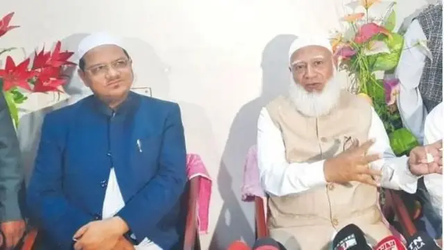 চরমোনাই পির ও জামায়াতের আমির পাশাপাশি বসে আছেন