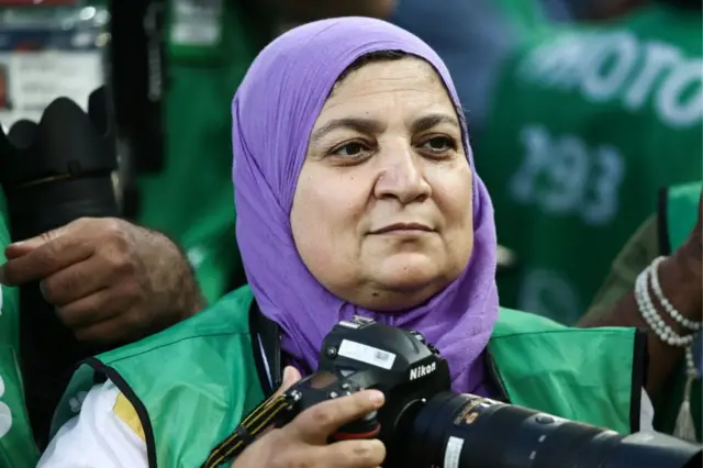 Una fotógrafa en acción durante el partido entre Brasil y Serbia correspondiente a la fase de grupos.