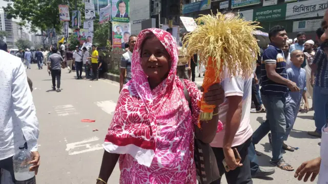 বিএনপির সমাবেশে যোগ দিতে আসা এক নারী