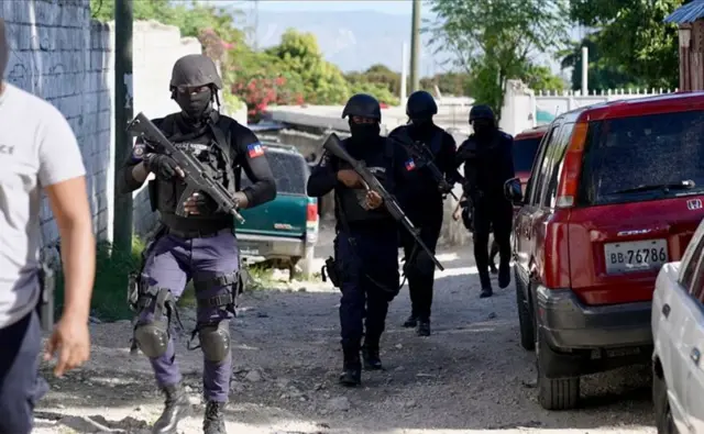 Homens armados nas ruas no Haiti