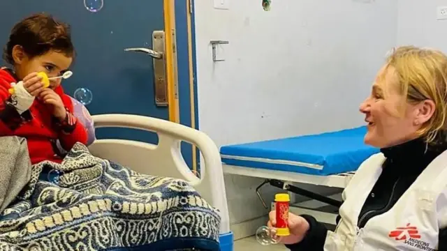 Katrin Glatz Brubakk anapuliza mapovu na Maria mwenye umri wa miaka 3 katika Hospitali ya Nasser kusini mwa Gaza. "Ninayaita mapovu ya matumaini kwa sababu inawapatia matumaini watoto hawa."