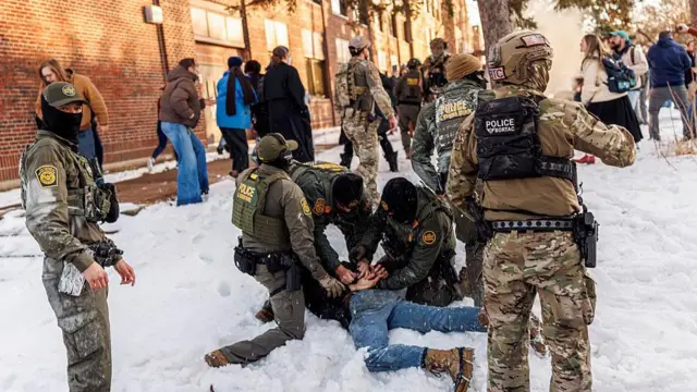 Funkcjonariusze amerykańskiej straży granicznej zatrzymują osobę w pobliżu Roosevelt High School podczas zakończenia zajęć, gdy federalne działania imigracyjne wywołały protesty w Minneapolis w stanie Minnesota, 7 stycznia 2026 roku.