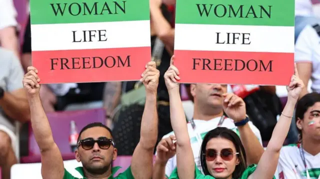 నిరసన తెలుపుతున్న ఇరాన్ అభిమానులు