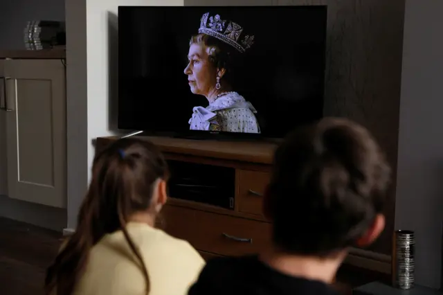 Des enfants regardent la télévision à l'annonce de la mort de la reine Elizabeth, le monarque britannique qui a régné le plus longtemps et qui a été la figure de proue de la nation pendant sept décennies, à l'âge de 96 ans