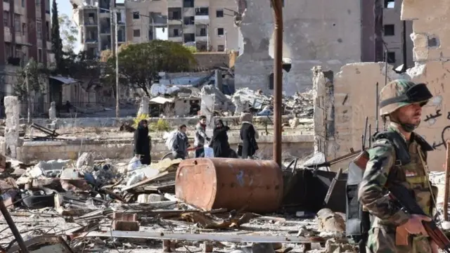 غیرنظامیان در حلب در کنار سرباز