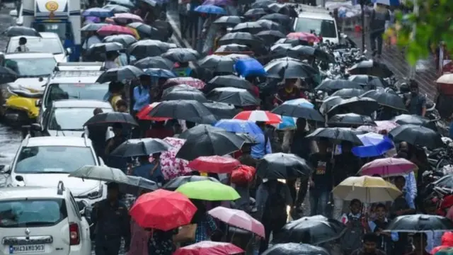 பெருமழையால் சிக்கி தவிக்கும் மும்பை