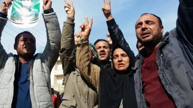 عائلة المقاتلة بارين كوباني وهم يشيعون جنازتها بغياب جثمانها