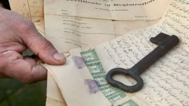 15 मे 1948 ला लोक घरांना कुलूप लावून पळून गेले होते