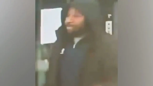 Судя по кадрам с камеры внешнего наблюдения, за день до нападения в поезде подозреваемый вошел в парикмахерскую с ножом