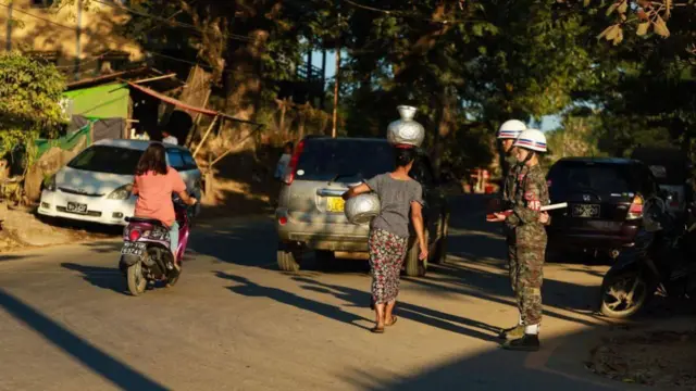 ရခိုင်ပြည်နယ်အတွင်း ယာဉ်အန္တရာယ်ကင်းရှင်းရေးအတွက် အေအေတပ်ဖွဲ့ဝင်တွေက စောင့်ကြည့်နေတဲ့မြင်ကွင်း 