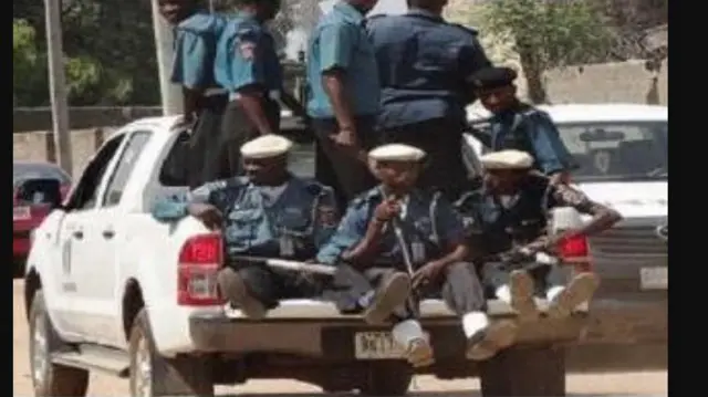 Aworan awọn ọmọ ogun Hisbah lẹyin ọkọ wọn