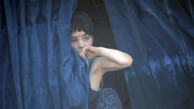 سرکاری بس میں ایک بچے کو دیکھا جا سکتا ہے