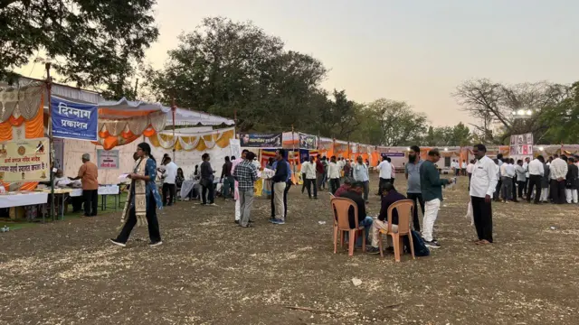 संमेलनस्थळावरची संध्याकाळ.