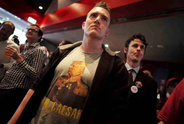 Joven con una camiseta que dice "Heil Trump"