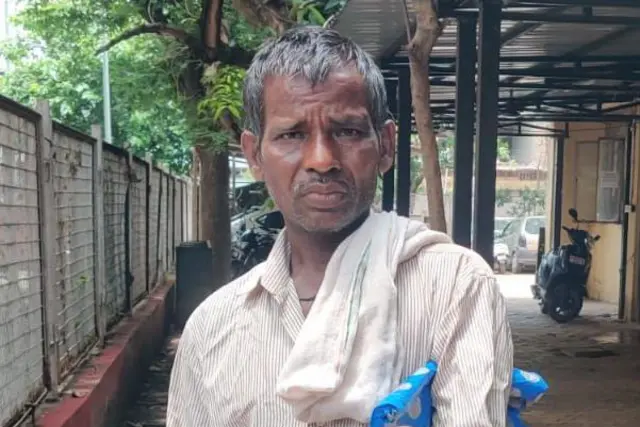 एका कंपनीत काम करताना झालेल्या अपघातात मदनलाल यांच्या हाताची तीन बोटं कापली गेली.