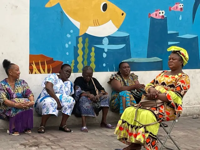 Des femmes assises dans un bureau de vote attendent