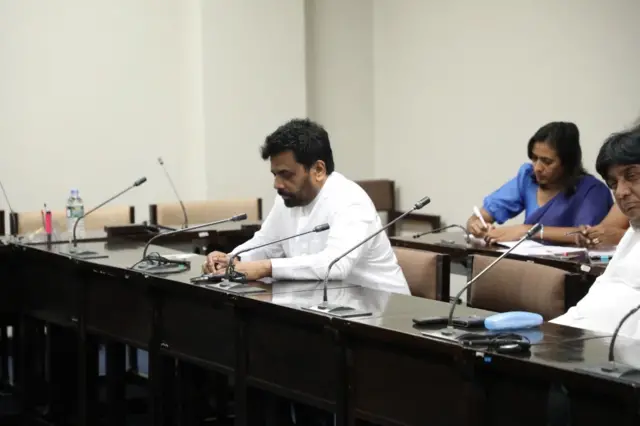 ජාතික ජන බලවේගයේ පාර්ලිමේන්තු මන්ත්‍රී අනුර කුමාර දිසානායක ද කෝප් කමිටු සාමාජිකත්වයෙන් අද (මාර්තු 20) ඉල්ලා අස්විය.