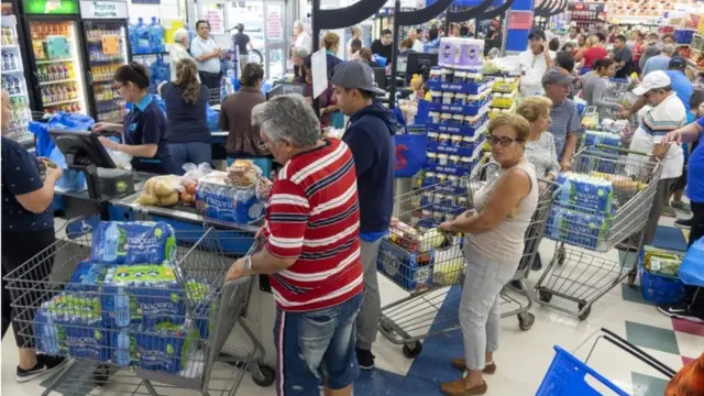 Gente comprando agua