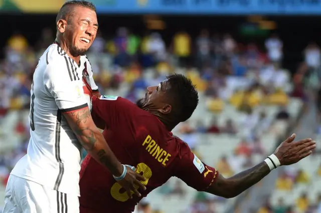 Žerom Boateng (levo) u duelu sa bratom Kevinom-Princom (desno)