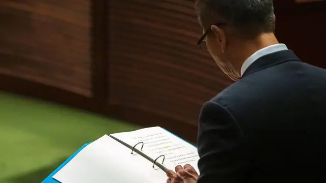 2月25日，香港新一份《财政预算案》出炉，财政司司长陈茂波在立法会发布2026/27年度财政预算案。