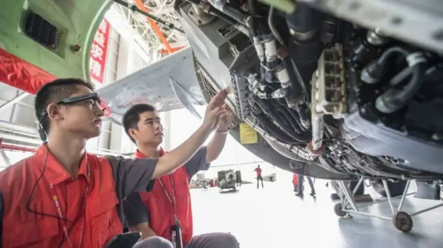 Des ingénieurs à pied d'oeuvre.